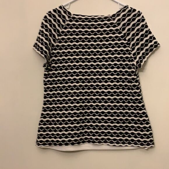eci black and white short sleeve blouse. Fully lined. Size L. Length 24” - Picture 5 of 6